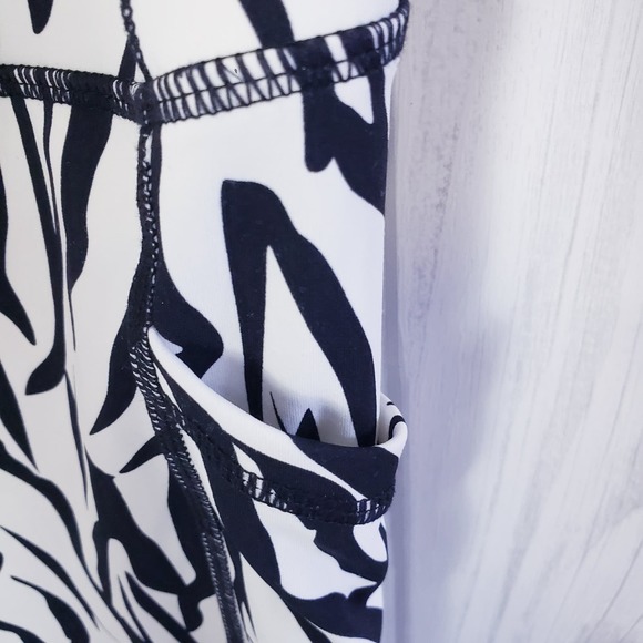 ZYIA Active Size 6-8 Safari Brilliant  Zebra Print Hi-Rise 7/8 Leggings Pockets - Picture 8 of 10